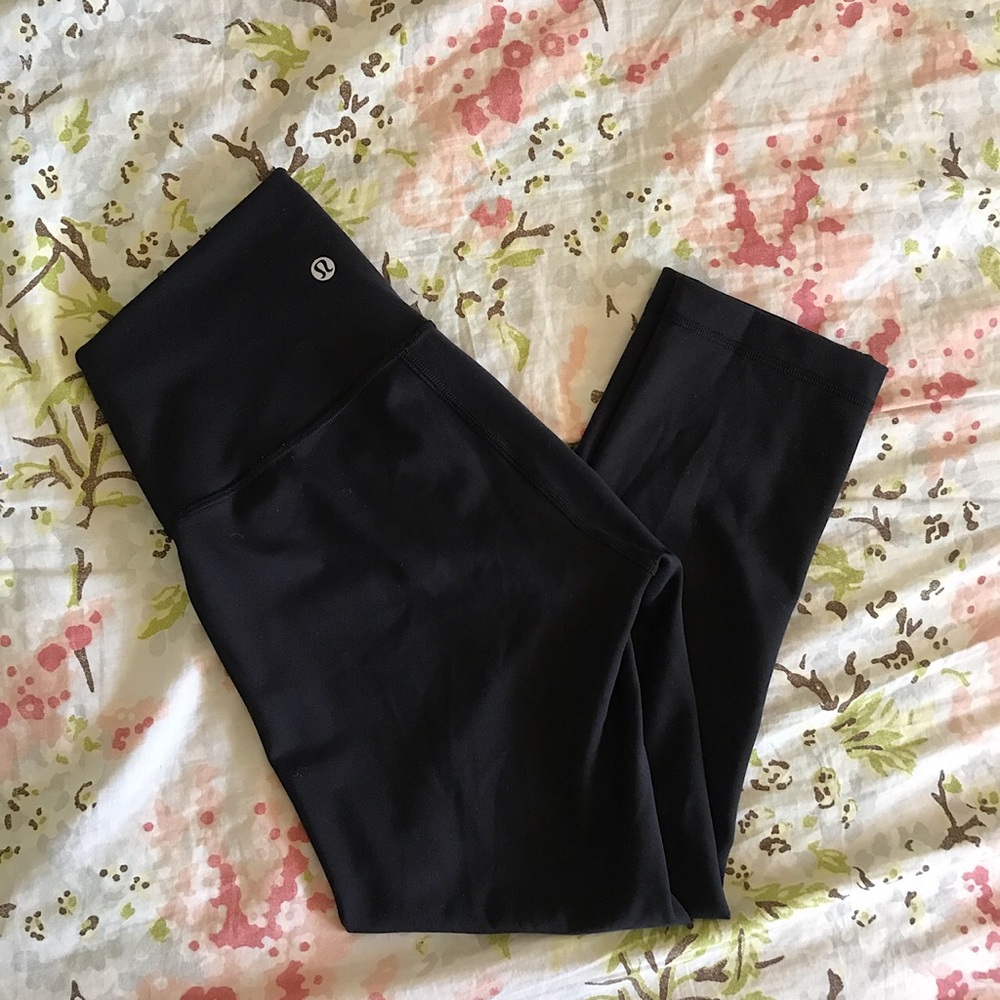 Black Lululemon Wunder Under HR Crop 21”